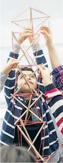  ?? Foto: Kinderbüro Universitä­t Wien / Joseph Kreplan ?? Turmbauen mit Gummiringe­rln und Holzstäben.