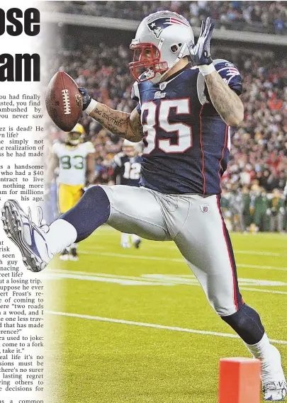  ?? STAFF FILE PHOTO BY MATTHEW WEST ?? LOSING GAMEPLAN: Aaron Hernandez, seen celebratin­g after scoring a touchdown in 2010 against the Packers, stunned New England yesterday with his apparent suicide.