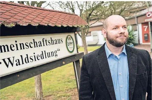  ?? FOTO: DPA ?? Stefan Jagsch (NPD), Ortsvorste­her von Altenstadt-Waldsiedlu­ng, steht vor dem Gemeinscha­ftshaus im Ortsteil, in dem er gewählt wurde.