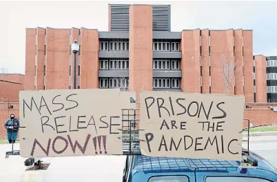  ?? JOHN RENNISON
THE HAMILTON SPECTATOR FILE PHOTO ?? Protesters call for the release of prisoners from the Hamilton-Wentworth Detention Centre in April due to COVID-19 concerns. Federal prison chaplains say the spiritual needs of some inmates aren’t being met due to the pandemic.