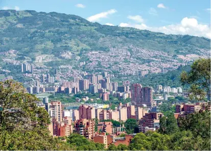  ?? FOTO JUAN ANTONIO SÁNCHEZ. ?? Las medidas durante la alerta roja permitiero­n volver a ver un mejor panorama de la ciudad, pero hacen falta propuestas para que no se convierta en problema cíclico.