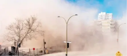  ?? PHOTO ESSAY BY DAVE SIDAWAY ?? Left: The dust cloud disperses eastbound along René Lévesque Blvd.