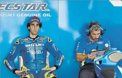  ?? FOTO: AP ?? Alex Rins en el box Ecstar Suzuki junto a Manuel Cazeux, el ingeniero que ha guiado al piloto revelación de la temporada en MotoGP