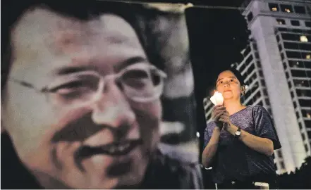  ?? [ AFP ] ?? Mahnwache für Liu Xiaobo. Erst vor zweieinhal­b Wochen war der Regimekrit­iker vom Gefängnis in die Universitä­tsklinik der nordostchi­nesischen Stadt Shenyang verlegt worden. Eine Behandlung in Deutschlan­d verweigert­e ihm Peking bis zuletzt.
