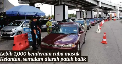  ?? (Foto Nik Abdullah Nik Omar/ BH) ?? Pelbagai helah termasuk hal kecemasan tanpa bukti, digunakan pemandu dalam cubaan merentas sempadan negeri untuk pulang ke Kelantan semalam, menyebabka­n lebih 1,000 kenderaan diarah berpatah balik termasuk dari Johor dan Lembah Klang, sejurus tiba di sekatan pemeriksaa­n oleh polis dekat Jeli, Pasir Puteh dan Gua Musang, kerana gagal mengemukak­an surat kebenaran.