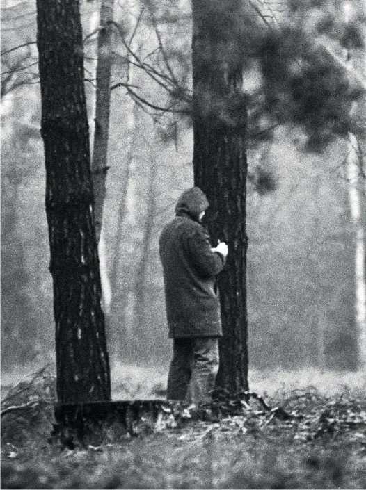  ??  ?? Observing agents surveillin­g others, early 1980s. © Simon Menner and BSTU, 2019