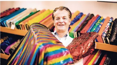  ?? RP-FOTO: ANNE ORTHEN ?? Michael Weinreich schneidert jetzt Kostüme für die KG Regenbogen.