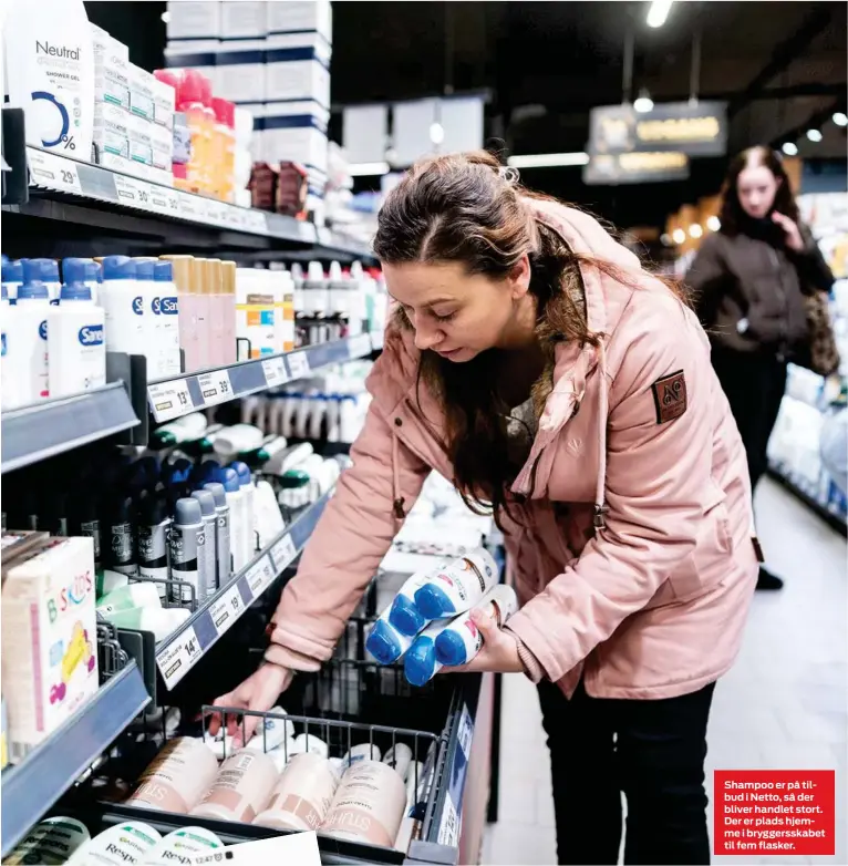  ?? ?? Shampoo er på tilbud i Netto, så der bliver handlet stort. Der er plads hjemme i bryggerssk­abet til fem flasker.
Det sparer både tid og penge, når man køber det meste hjemmefra og planlægger alle sine indkøb, så man kan købe det hele på én gang.