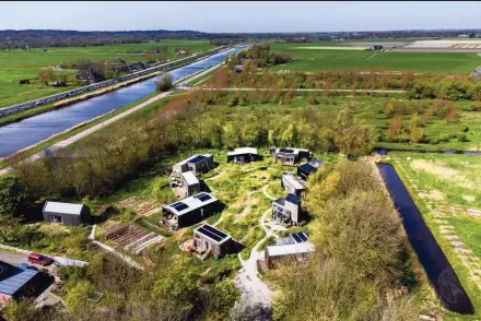  ?? ?? De woningen van LiberTerra in de kop van NoordHolla­nd zijn deels of geheel ‘off the grid’.