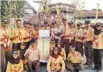  ?? PEMPROV JATIM FOR JAWA POS ?? TANAMKAN KEMANDIRIA­N: Para anggota Pramuka mengikuti lomba pionering saat apel HUT Pramuka di Mako Armatim, Surabaya, 4 September 2016.