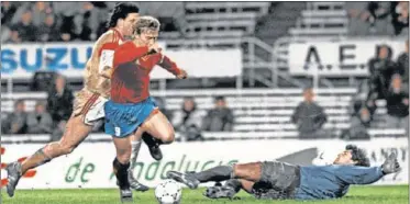  ??  ?? CUATRO DE BUTRAGUEÑO. El Buitre quiebra al meta albanés en un partido en Sevilla en 1990. .