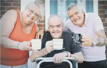  ??  ?? Shaun Sullivan returns to Filey and a cuppa, with sister Alice Lavery and brother Paul Sullivan. 201915a