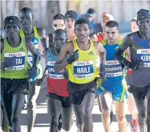  ?? AGENCIA AFP ?? El etiope Haile Gebrselass­ie (c) ha sido una de las grandes figuras que en lo reciente ha tenido el maratón de Nueva York.