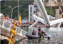  ?? (EPA-EFE) ?? SEARCH FOR MISSING PERSONS – Rescuers search the waters around Nanfangao Bridge in northeaste­rn Taiwan for people still missing following its collapse Tuesday.