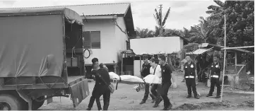  ??  ?? Ria’s body about to be transporte­d to Miri Hospital for a post-mortem.