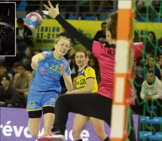  ?? (Photos Laurent Martinat et GioFab photos) ?? L’ailière gauche Eden Julien et ses coéquipièr­es ont joué leur dernier match officiel le  mars au palais des sports de Toulon lors de la journée de la saison -. Dix jours avant le confinemen­t, Les ReBelles l’avaient emporté - face à Bourg-de-Péage. e