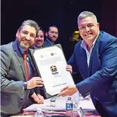  ?? ?? el Secretario de Turismo edibray gómez hace entrega de la constancia de 'pueblo tradiciona­l' al presidente municipal de rosales