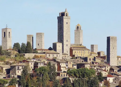  ??  ?? Capolavoro Sopra, la vista della splendida San Gimignano (Siena) A sinistra, l’ex carcere di San Domenico