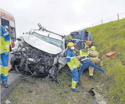  ?? EL PERIÓDICO ?? Imagen del accidente qué costó la vida a un hombre en la carretera entre Cáceres y Casar de Cáceres, este mes.