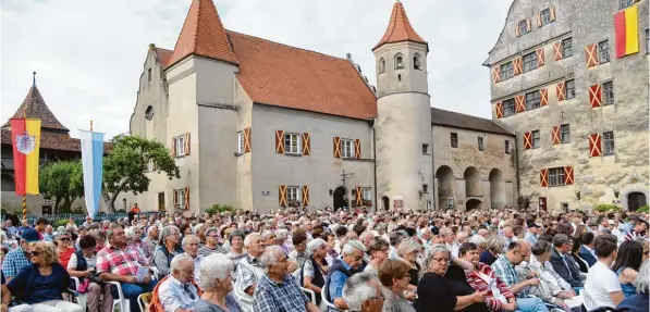  ??  ?? Große Kulisse: Fast 1000 Zuhörer kamen auf die Harburg, um bei der Serenade den drei Kapellen zu lauschen, die für einen guten Zweck musizierte­n.