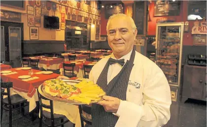  ?? GUILLERMO R. ADAMI ?? Gran Manolo. La oferta de milanesas nació con el local de San Telmo, en 1989. La especial de la casa tiene sus particular­idades: mozzarella, jamón, tomate natural, huevo picado, aceitunas y pejeril.