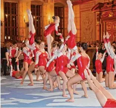  ?? Foto: Kerpf ?? Die jungen Sportakrob­atinnen des SAV Augsburg Hochzoll zeigten den geladenen Gästen bei der Sportlereh­rung Ausschnitt­e aus ihren Programmen.