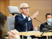  ?? (Photos Sophie Louvet) ?? Hubert Falco a rappelé que les taux des taxes locales sont inchangés depuis . Amaury Navarranne a réclamé une baisse, « même symbolique ».