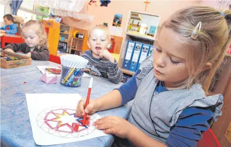  ?? FOTO: KARL-JOSEF HILDENBRAN­D/DPA ?? Weil mehr Kinder geboren wurden und es mehr Betreuungs­bedarf für Kinder unter drei Jahren gibt, braucht die Gemeinde Hohentenge­n mehr Kindergart­en- und Krippenplä­tze.