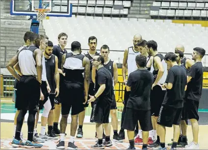  ?? FOTO: PEP MORATA ?? Charla de Ocampo a sus jugadores tras el entrenamie­nto de ayer del Divina Joventut en el Olímpic de Badalona