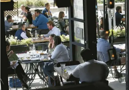  ?? ANTONIO PEREZ/CHICAGO TRIBUNE ?? People dine outside in Chicago’s West Loop on Sept. 30, 2021.