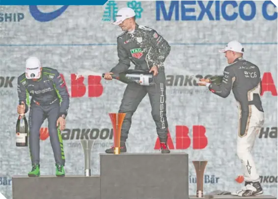  ?? ?? El corredor germano festejó de la forma más tradiciona­l en las carreras, con champagne.