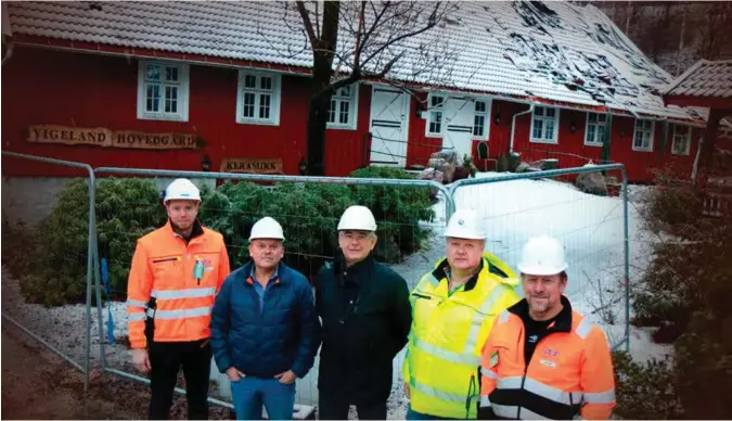  ?? FOTO: KJETIL NYGAARD ?? Daglig leder Rune Carlsen i VEF, Jarle Tjelland og Ove Svendsen i Svendsengr­uppen, driftslede­r Hans Omdal i VEF og Kai Ove Erklev, fungerende daglig leder for Hydro Vigeland Bruk og leder i Stiftelsen Vigeland Hovedgård er alle involvert i prosjektet.