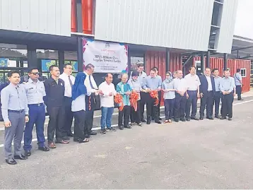  ??  ?? (From sixth left) Safri, Ling, Paulus, Serawa and others cutting the ribbon for the soft opening of MPA’s Offshore Crew/Supplies Terminal Facility at Logistik Serimas Sdn Bhd, Krokop 3.