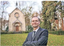  ?? RP-FOTO: HANS-JÜRGEN BAUER ?? Harald Schmidt vor der Lantz‘schen Kapelle in Lohausen. In seiner Freizeit engagiert er sich ebenfalls in der örtlichen Kirchengem­einde.