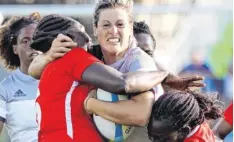  ?? Foto: dpa ?? Chancenlos waren die Kenianerin­nen, die hier die Französin Caroline Ladagnous zu stoppen versuchen. Frankreich besiegte Kenia mit 40:7.