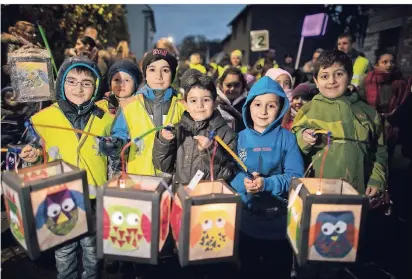  ?? RP-ARCHIVFOTO: MATZERATH  ?? Zum Martinszug in Monheim (hier: 2016) versammeln sich die Kinder aller Schulen und bringen ihre bunten Laternen mit. Er startet am Freitag, 9. November, um 16 Uhr an der Hofstraße/ Bleer Straße. An der Kirchmauer am Rhein teilt Sankt Martin seinen Mantel, auf dem Schützenpl­atz gegenüber wird das Martinsfeu­er leuchten. Ziel ist das Schulzentr­um Lottenstra­ße.