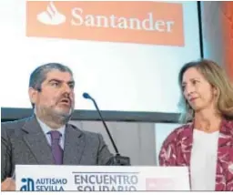  ??  ?? Luis Rodríguez de la Fuente, director territoria­l del Banco Santander, y Mercedes Molina, presidenta de Autismo Sevilla.