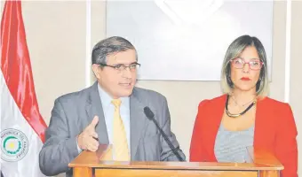  ??  ?? Los fiscales René Fernández y Josefina Aghemo, cuando en conferenci­a de prensa explicaron la imputación del senador cartista Javier Zacarías Irún.