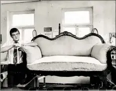  ?? BILD: PRIVAT ?? Ein Bild aus der Anfangszei­t: Peter Fester in seiner Werkstatt im Obergescho­ss des Hauses.
