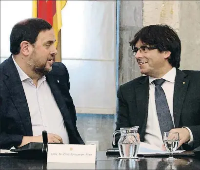  ?? RAFA GARRIDO / ACN ?? Oriol Junqueras i Carles Puigdemont, durant la reunió d’ahir amb les quatre diputacion­s catalanes