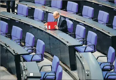  ?? ODD ANDERSEN / AFP ?? Martin Schulz, expresiden­te del SPD y ahora diputado raso, antes de la sesión de investidur­a de Merkel