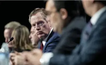  ?? ANDREW HARRER/BLOOMBERG ?? U.S. Trade Representa­tive Bob Lighthizer, centre, at the NAFTA renegotiat­ions in Washington on Wednesday.