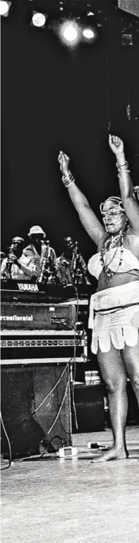  ?? ?? A destra, il concerto di Fela Kuti all’Apolllo Theater di Harlem, New York, il 28 luglio 1989