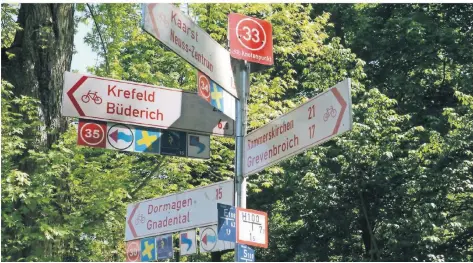  ?? ARCHIVFOTO: WOI ?? Der Knotenpunk­t 33 an der Neusser Stadthalle weist noch keine Ziele in Düsseldorf oder im Kreis Mettmann aus. Das soll sich ändern.
