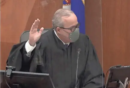  ?? POOL PHOTO ?? Hennepin County Judge Peter Cahill swears in a potential juror Tuesday in Minneapoli­s. Cahill rejected defense protests that it would be impossible for Derek Chauvin to get a fair trial in the area.