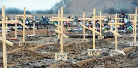  ?? FOTO: VASILY MAXIMOV/AFP ?? Gräber gefallener Separatist­enkämpfer in der ostukraini­schen Stadt Donezk: 13 000 Menschen sind bislang in dem Konflikt gestorben.
