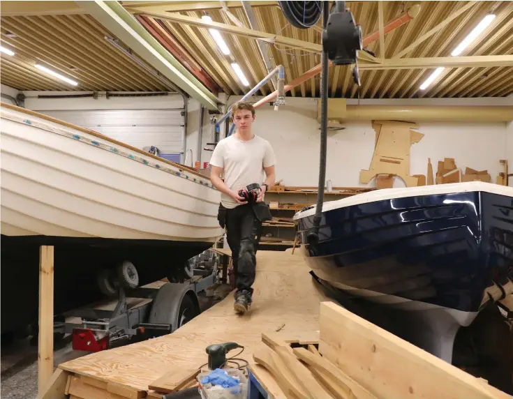  ?? BILD: ERIKA OLOFSSON ?? Oscar hjälper gärna pappa Anders med båtbyggeri­et i Rom i Tegneby. Anders är andra generation­ens båtbyggare och bygger Gullholmen­snipan.