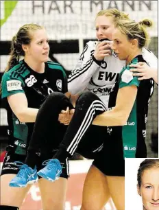  ?? BILD: EIBNER-PRESSEFOTO ?? Frustriert­e Torhüterin: Madita Kohorst (Mitte) wird von Julia Wenzl (links) und Angie Geschke vom Feld getragen.