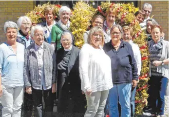  ?? FOTO: PRIVAT ?? Die Hospizgrup­pe Ochsenhaus­en-Illertal begeht in diesem Jahr ihr 25-jähriges Bestehen. Renate Steur (Zweite von links) und Agnes Ohmann (Dritte von rechts) freuen sich auf die Ausstellun­g mit Lis Agena-Bickel (Sechste von rechts).