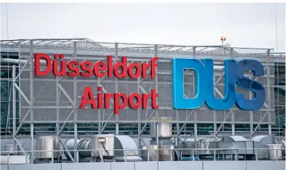  ?? FOTO: DPA ?? Das Logo des Flughafens Düsseldorf hängt an der Fassade eines Terminals. Die Stadt Korschenbr­oich will bei Fragen rund um den Flughafen künftig mehr Mitsprache­recht haben.